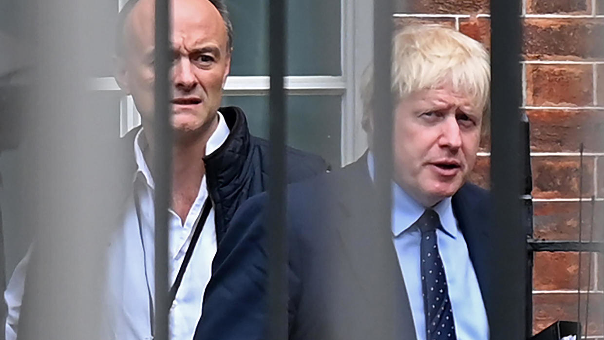 Photo of UK minister quits Johnson’s government over Cummings lockdown trip