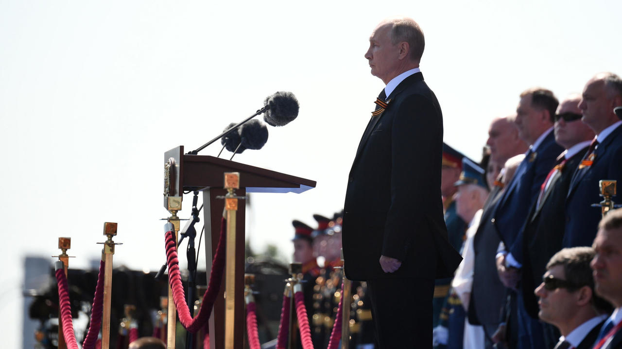 Photo of Putin reviews Red Square military parade on eve of constitutional vote