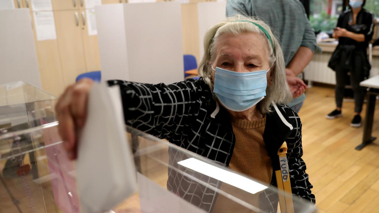 Photo of Serbians vote in Europes first post-lockdown election