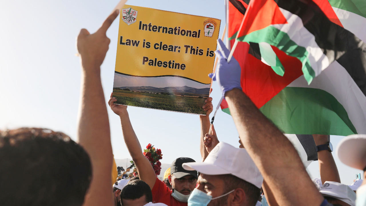 Photo of Palestinians protest Trump plan that includes Israel’s annexation of parts of West Bank