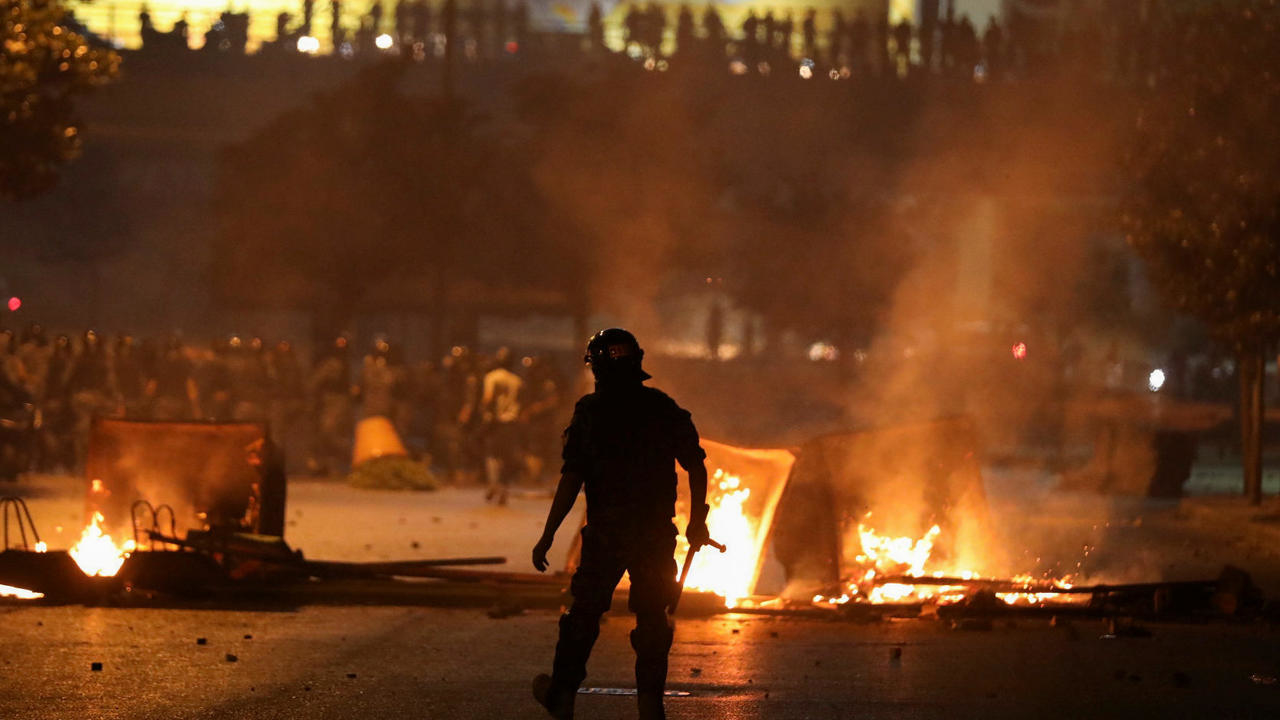 Photo of Lebanon rocked by second night of unrest amid currency plunge