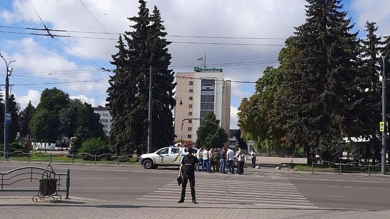 Photo of Ukraine hostages: Police negotiating with armed man holding 10 people on bus in Lutsk