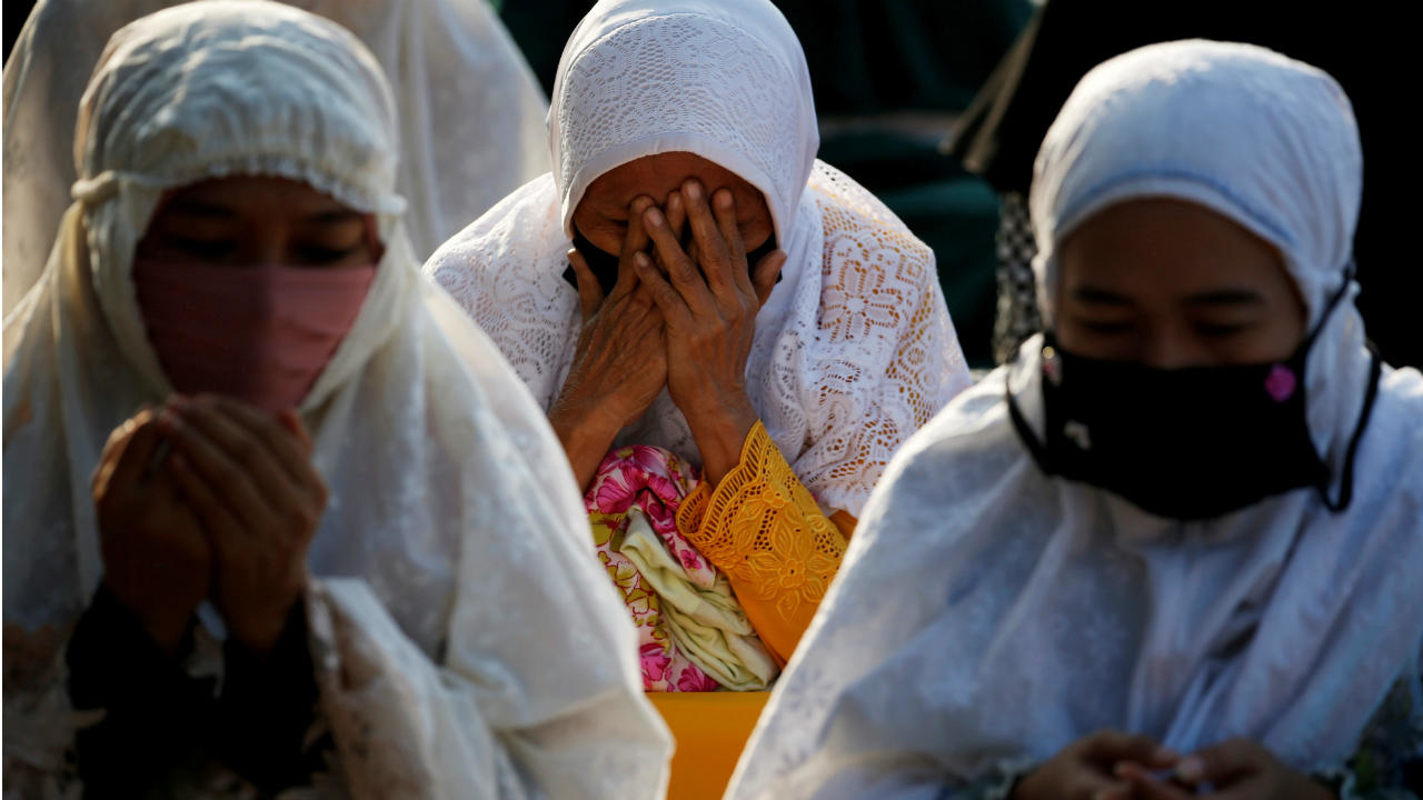 Photo of Muslims around the world perform Eid prayers amid Covid-19 pandemic distancing