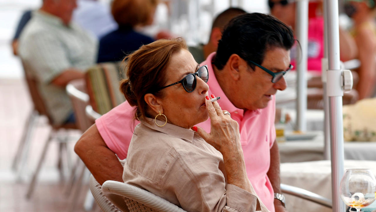 Photo of Surge in Spain’s Covid-19 cases prompts regional smoking ban