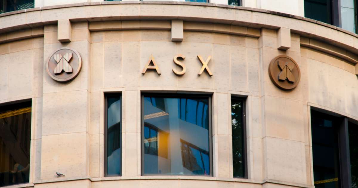 Photo of S&P/ASX 200 remains flat as banks and miners weigh on the market