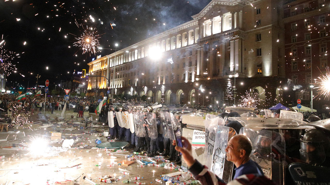 Photo of Anti-government protests turn tense in Bulgaria as thousands rally against PM